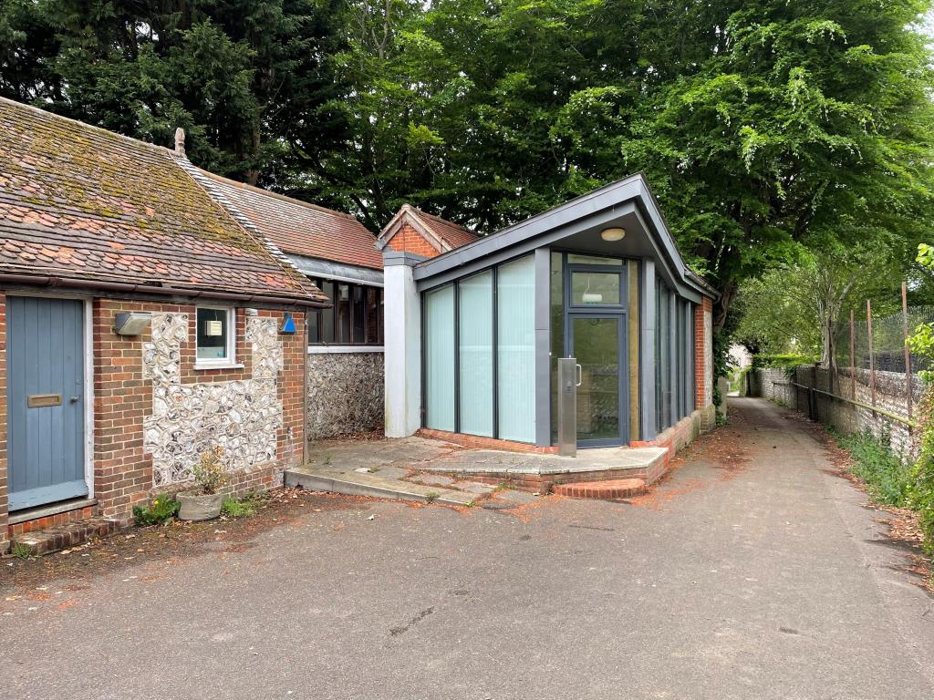 Lot: 121 - FORMER PRIMARY SCHOOL WITH POTENTIAL -